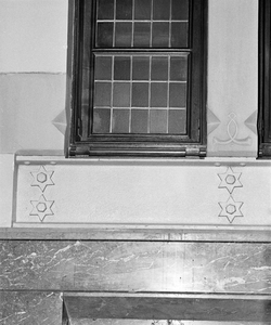 857207 Afbeelding van ornamenten in het kantoor van de Levensverzekeringsmaatschappij De Utrecht (Leidseweg 2) te Utrecht.